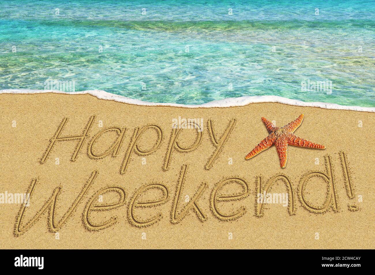 Happy Weekend Zeichen auf Sand und Seesterne Stockfoto