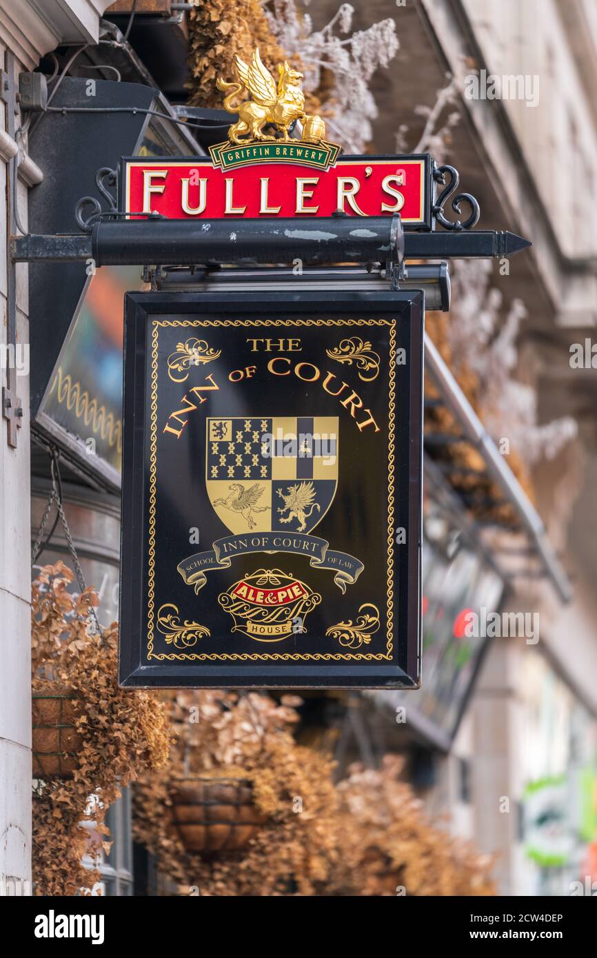 The Inn of Court Pub London - Pub-Schild am Inn of Court Pub. Das Inn of Court ist ein Fullers Pub in Holborn London in einem alten Gerichtsgebäude. Stockfoto