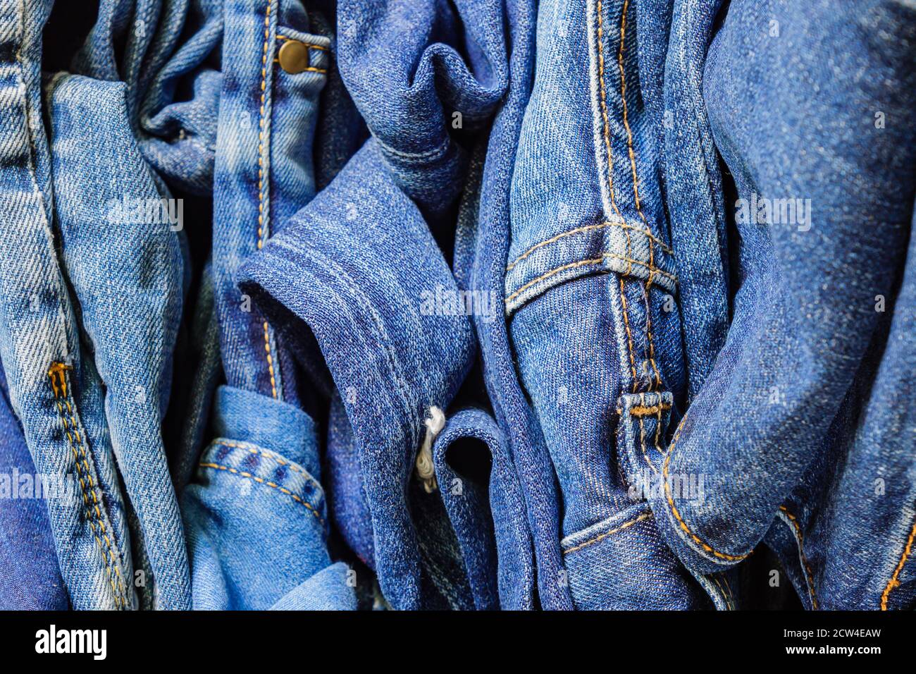Jeans im Flor aus blauem Denim. Hintergrundstruktur. Beauty- und Modekonzept. Stockfoto