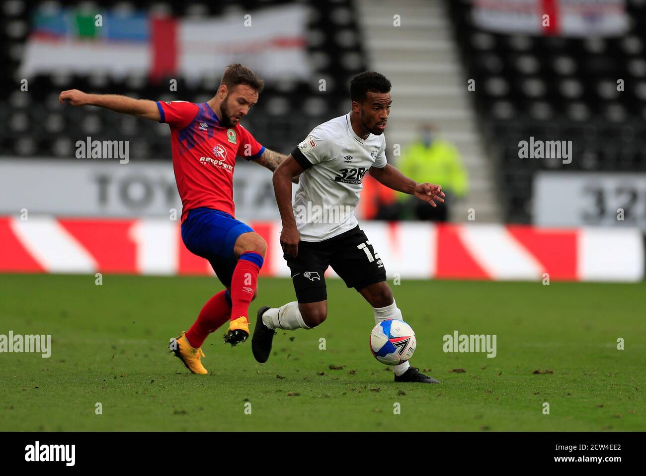 Nathan Byrne (12) von Derby County wird von Adam herausgefordert Armstrong (7) von Blackburn Rovers Stockfoto