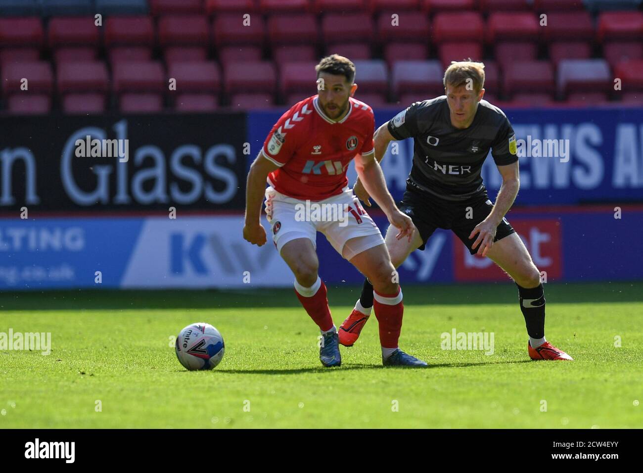 Conor Washington (14) von Charlton FC mit dem Ball Stockfoto