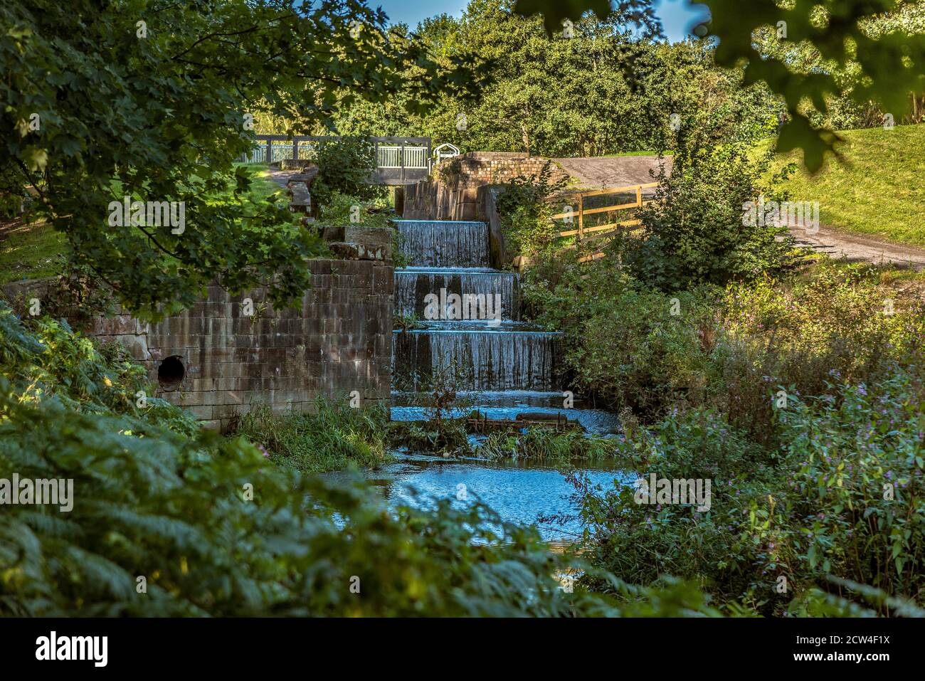 Die alte Doppelschleuse, die auf die Kreuzung mit dem Blackbrook Branch am ehemaligen Sankey Kanal bei Blackbrook in St. Helens Merseyside zurückblickt. Teil Stockfoto