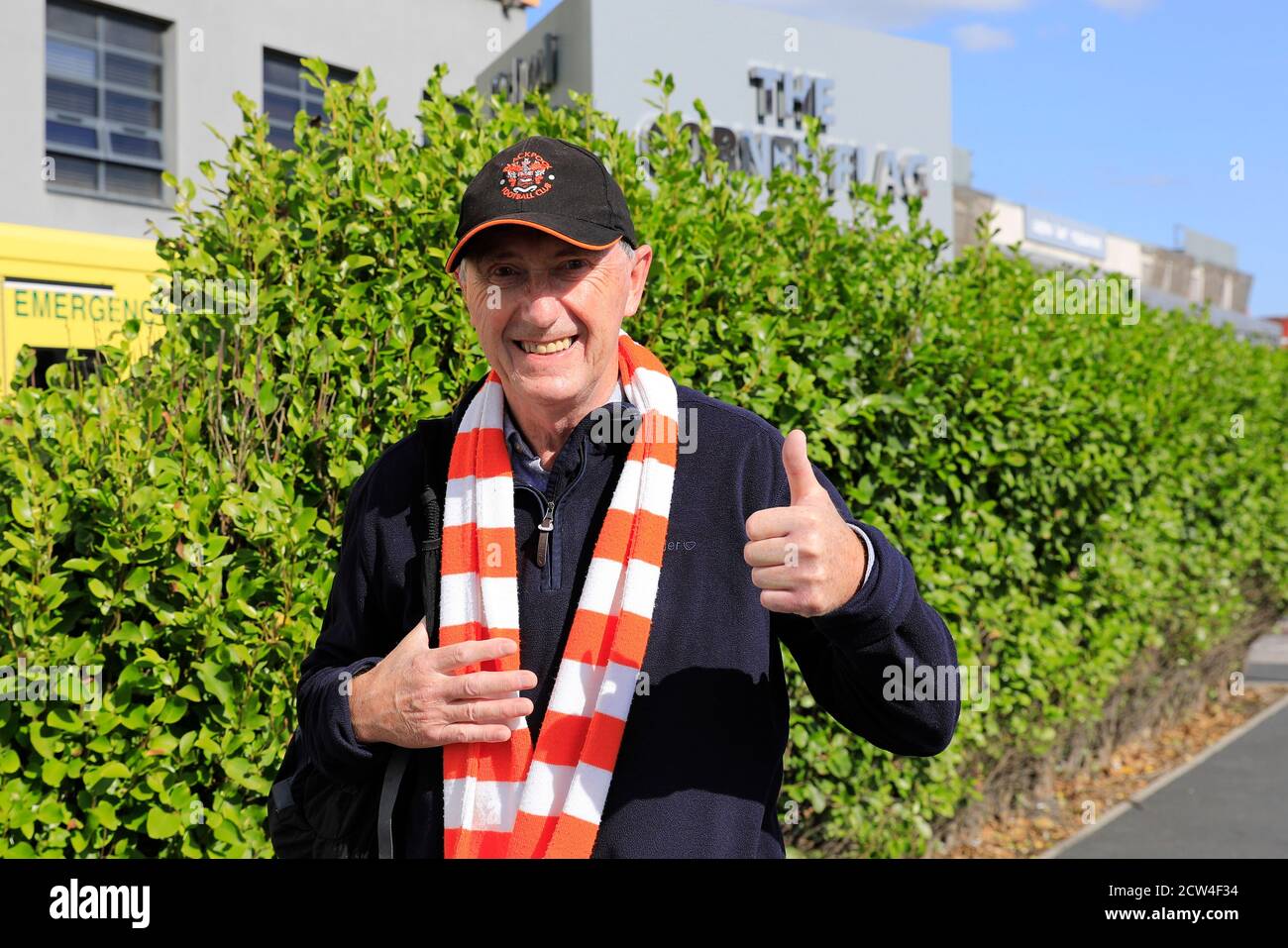 Blackpool Anhänger froh, zum Spiel zu gehen Bloomfield Road Stockfoto