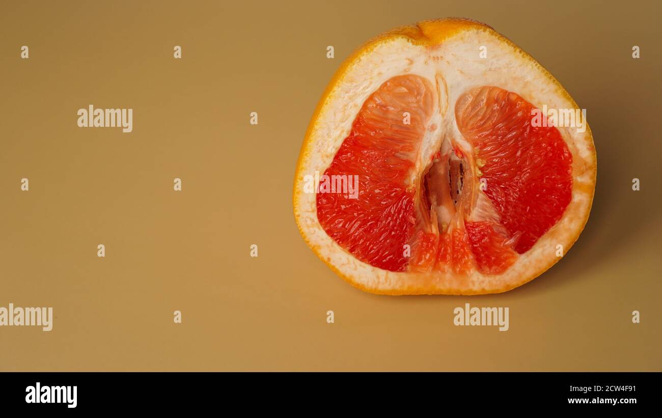 Die Hälfte der Grapefruit auf goldenem Hintergrund. Natürliche Lebensmittel. Hintergrund für das Essen. Stockfoto