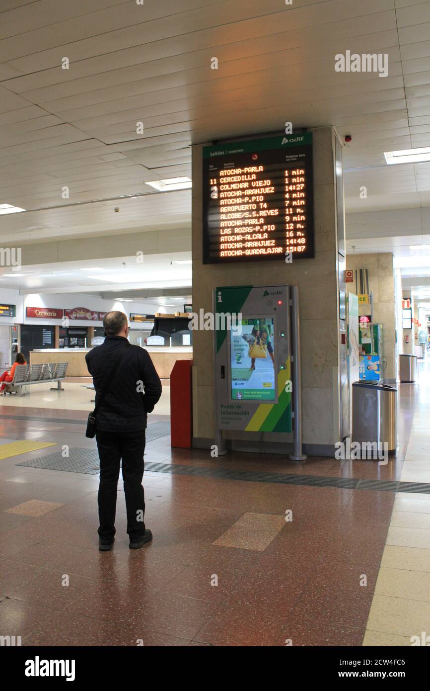 Ein Passagier schaut auf den Bildschirm mit Informationen über die Abfahrt der Züge am Bahnhof Chamartin, in Madrid (Spanien) im September 2020. / ANA BORNAY Stockfoto