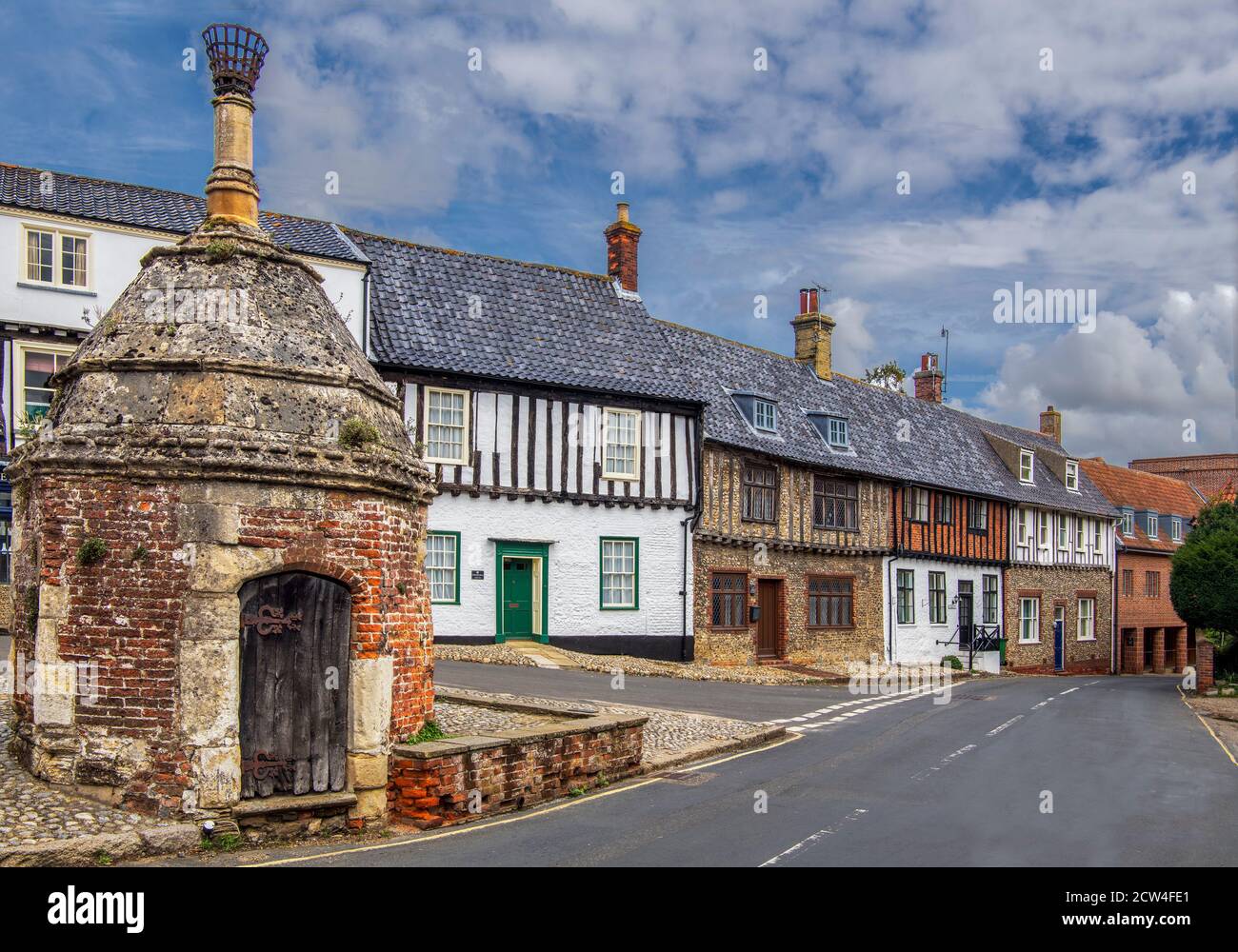Häuser und alte Dorf Pumpe Gemeinsamer Ort Little Walsingham Village Norfolk England Stockfoto