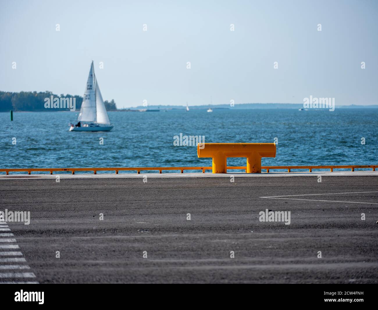 Helsinki/Finnland-September 27,2020: Eine wunderschöne Meereslandschaft des finnischen Archipels, die vom Handelshafen in Richtung Meer mit einem Segelboot am Horizont aufgenommen wurde Stockfoto