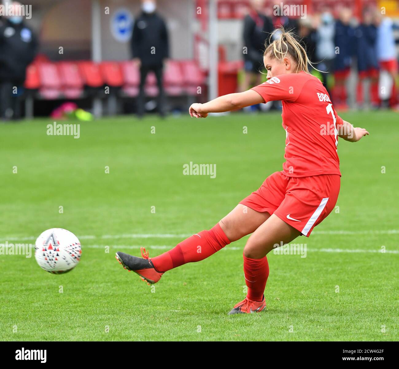 Crawley, Großbritannien. September 2020. Georgia Brougham aus Birmingham City erzielt die Siegerstrafe beim FA Women's Cup Quarter Final Match zwischen Brighton & Hove Albion Women und Birmingham City Women im People's Pension Stadium am 27. September 2020 in Crawley, Großbritannien. (Foto von Jeff Mood/phcimages.com) Quelle: PHC Images/Alamy Live News Stockfoto