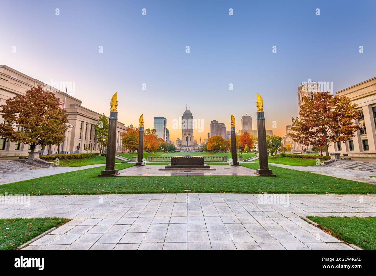 Indianapolis, Indiana, USA Denkmäler und Downtown Skyline in der Dämmerung. Stockfoto