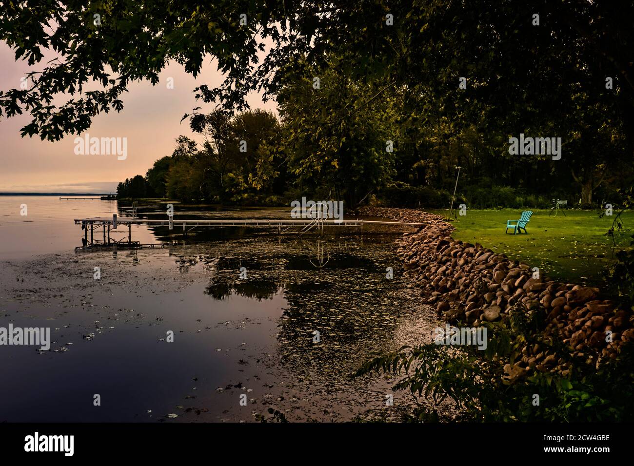 Blick auf den Oneida-See in Cicero, New York an einem ruhigen Herbstmorgen Stockfoto