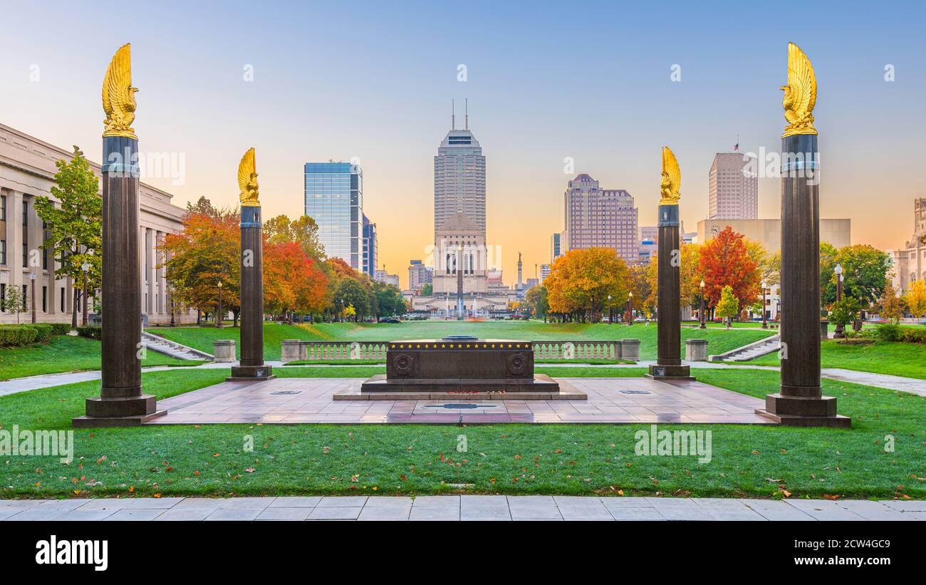 Indianapolis, Indiana, USA Denkmäler und Downtown Skyline in der Dämmerung. Stockfoto