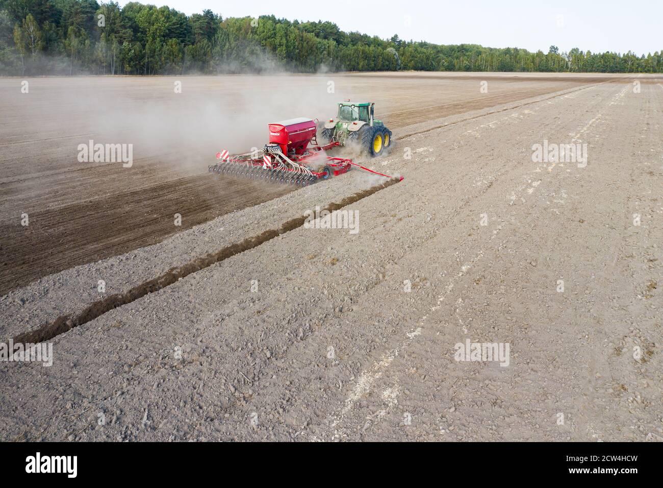 MINSK, WEISSRUSSLAND - SEPTEMBER 2020: Traktorsäen in der oberen und hinteren Ansicht des Feldes. Stockfoto