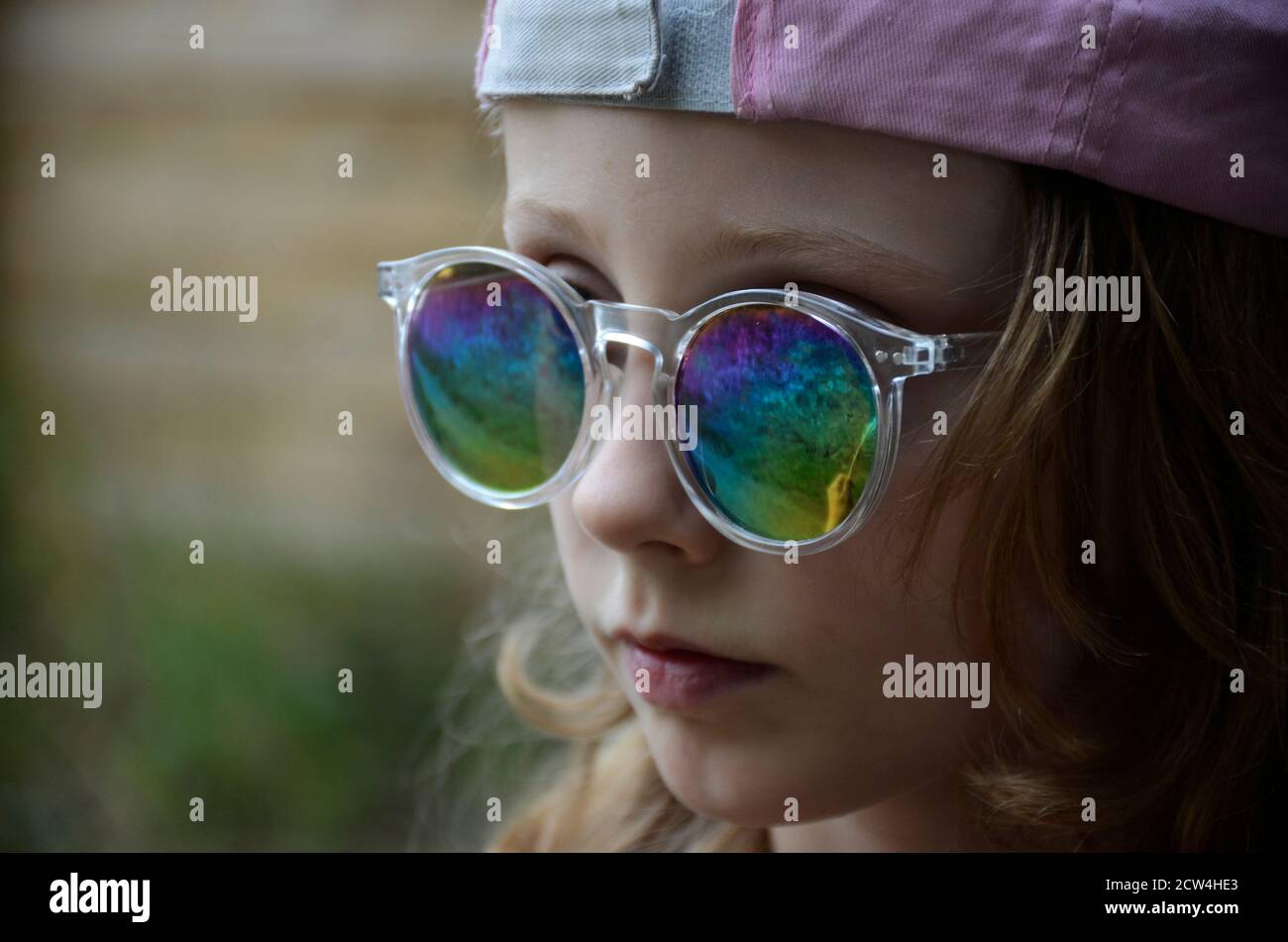 PORTRAIT D'UNEJEUNEFILLE AVEC DES LUNETTES COLORÉES Stockfoto