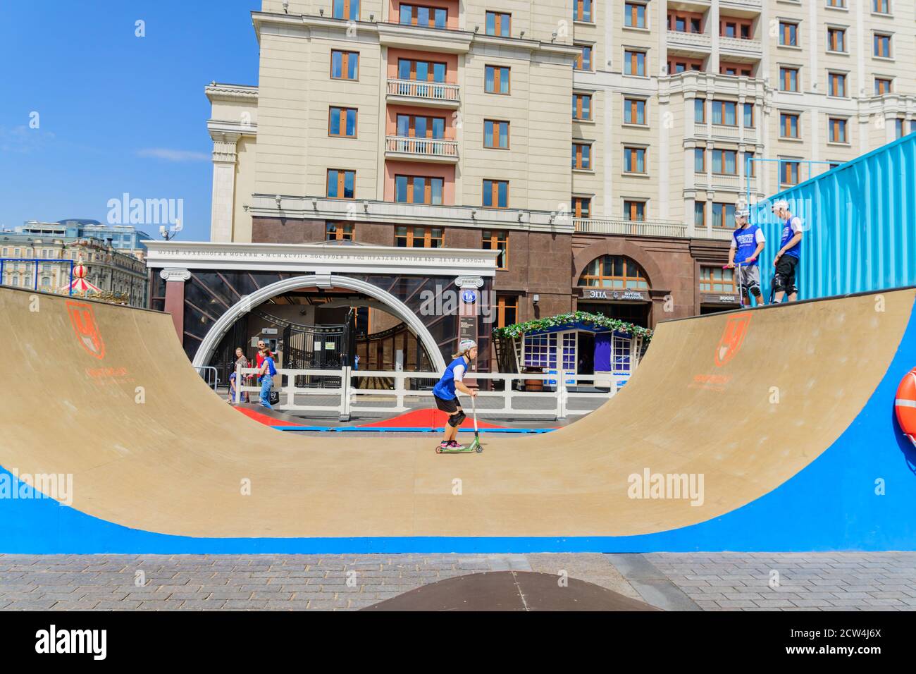 MOSKAU, RUSSLAND - 30. MAI 2019: Ein Profi-Fahrer auf der Kick Scooter Wettbewerb während Fish Festival Stockfoto