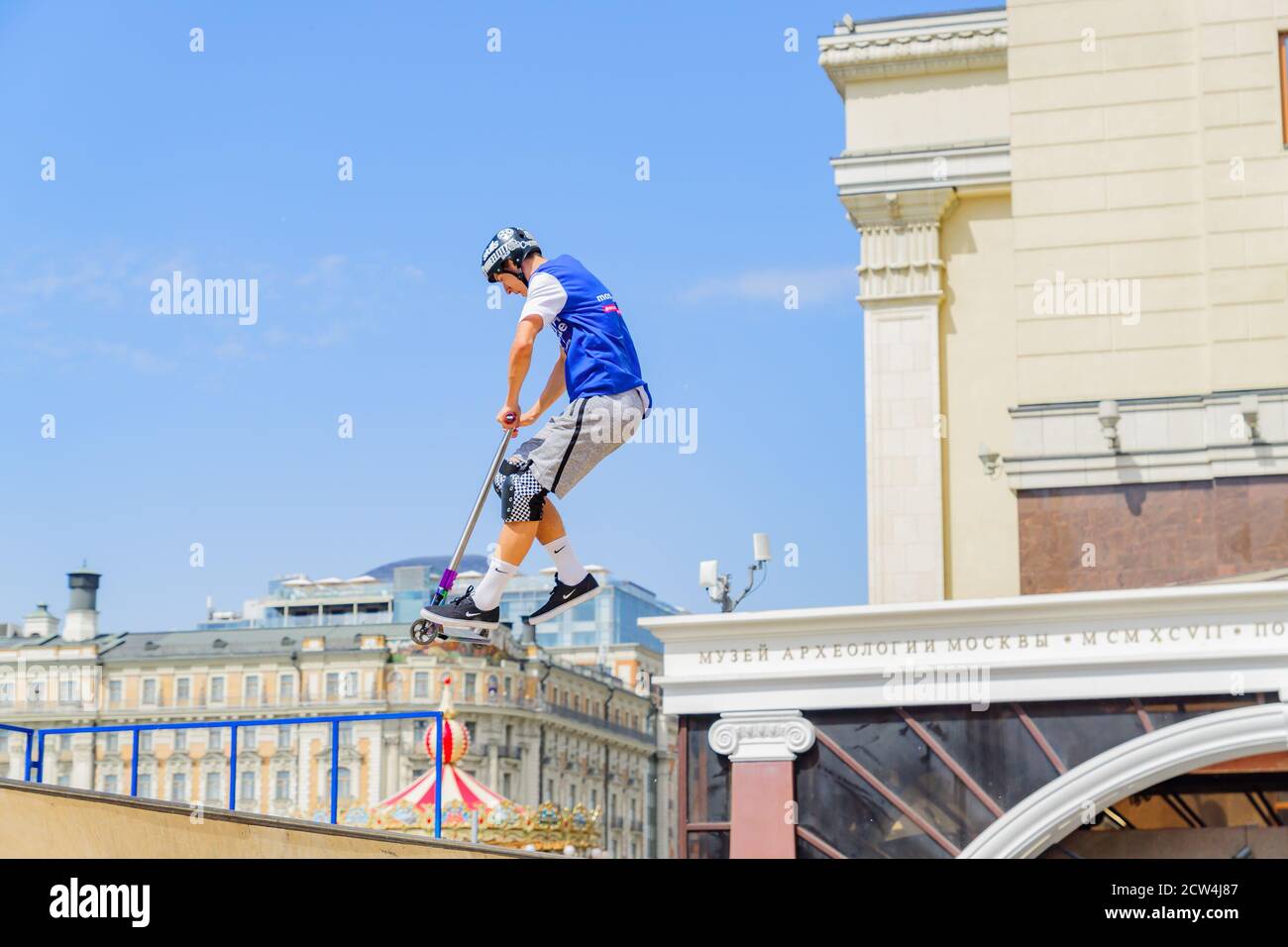 MOSKAU, RUSSLAND - 30. MAI 2019: Ein Profi-Fahrer auf der Kick Scooter Wettbewerb während Fish Festival Stockfoto
