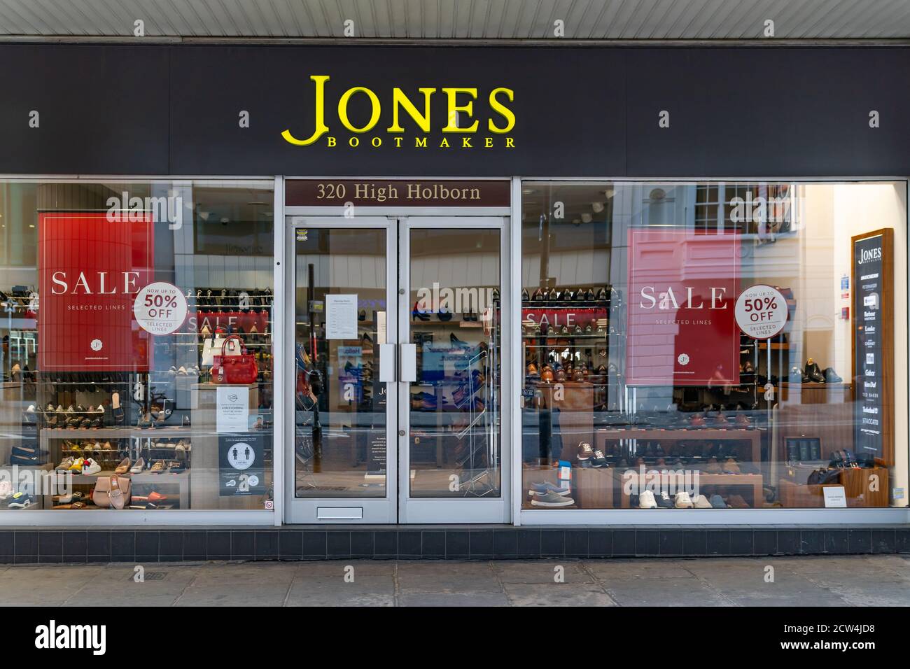 LONDON, ENGLAND - 24. JULI 2020: Jones Bookmakers Niederlassung in Holborn, London geschlossen während der COVID-19 Pandemie - 069 Stockfoto