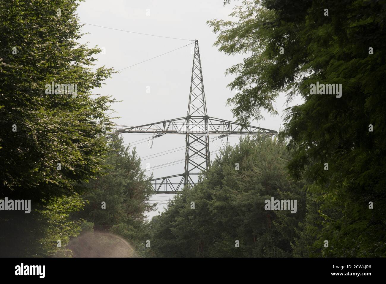 Energieversorgung mit einer 380 kv Stromleitung und Strom Mast Stockfoto