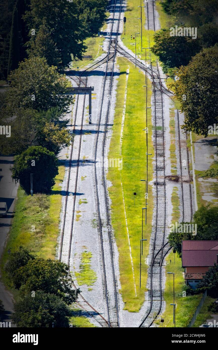 Luftbild von Eisenbahnschienen zur italienischen Grenze in Sempeter Slowenien Stockfoto