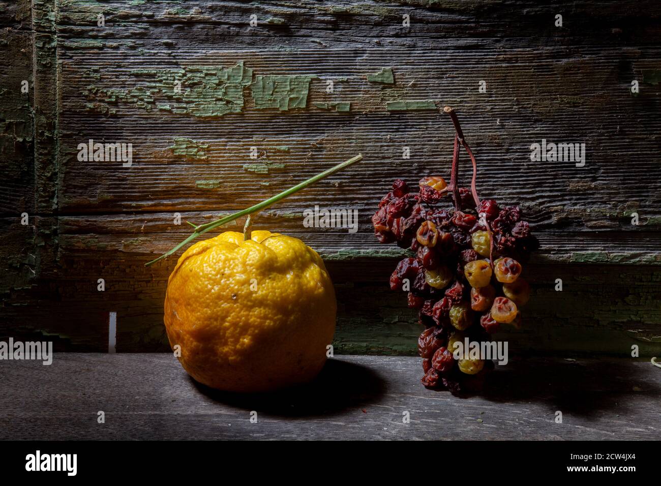 Stillleben Foto von getrockneter Orange und Traube auf Holz Hintergrund Stockfoto