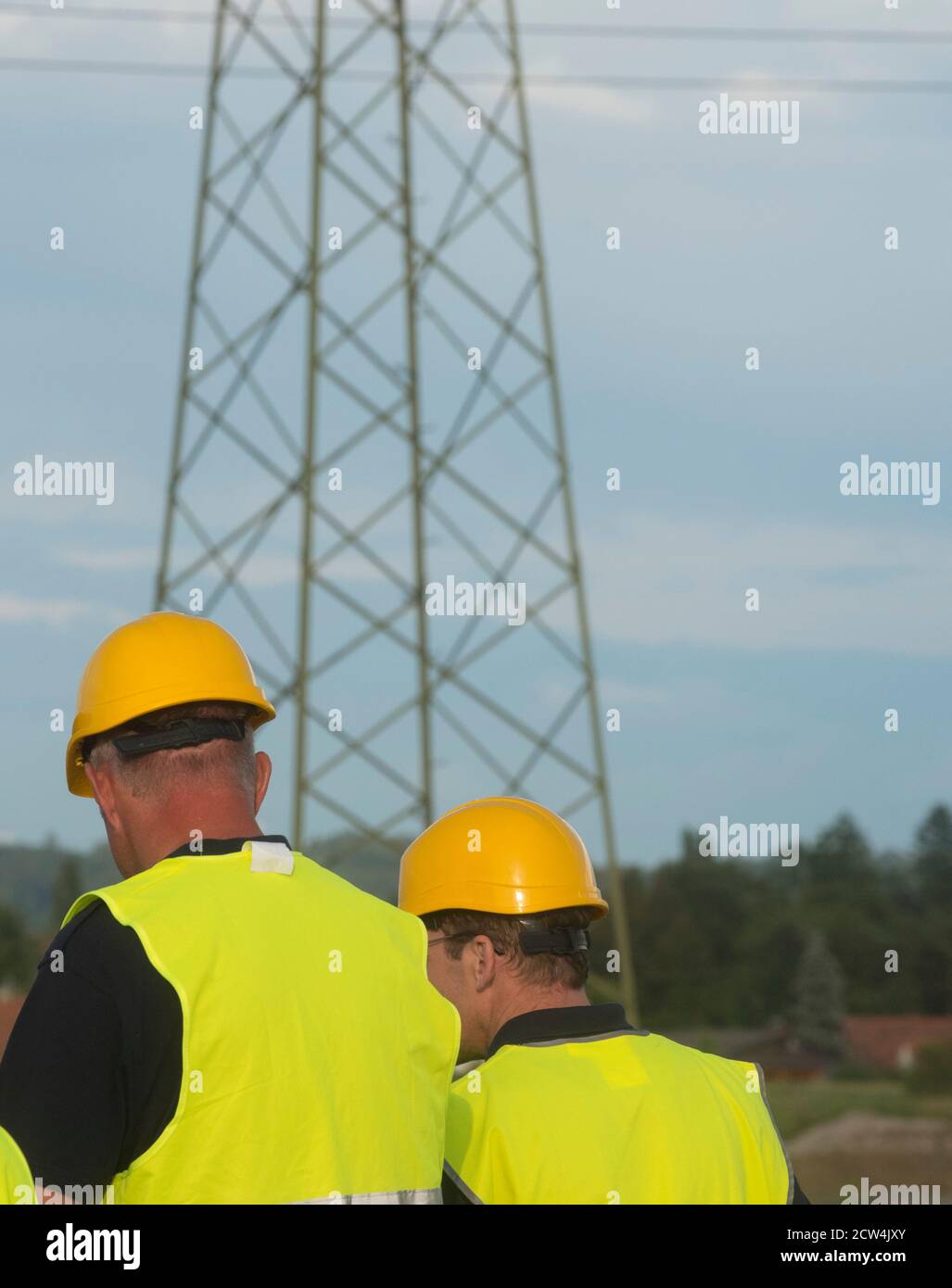 Energieversorgung mit einer 380 kv Stromleitung und Strom Mast Stockfoto