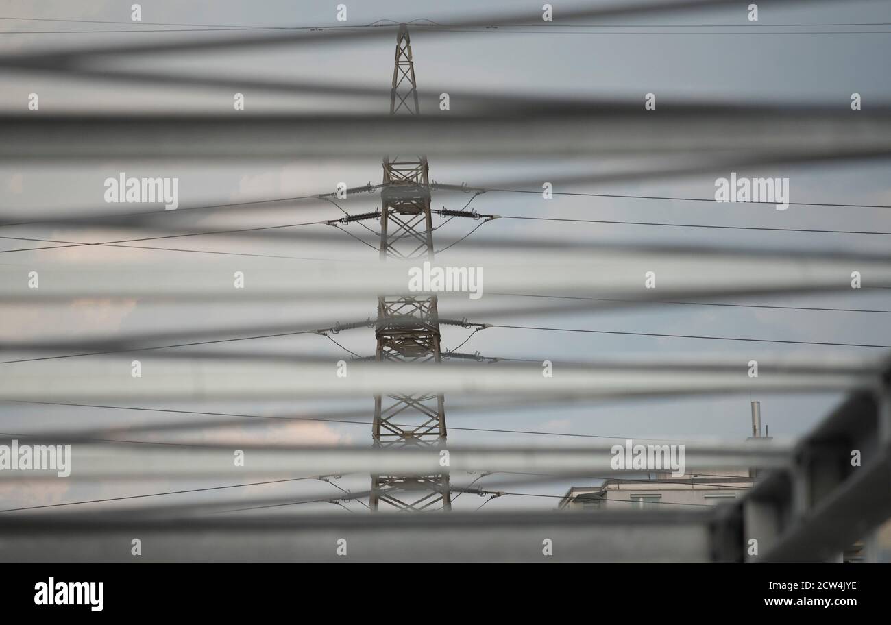 Energieversorgung mit einer 380 kv Stromleitung und Strom Mast Stockfoto