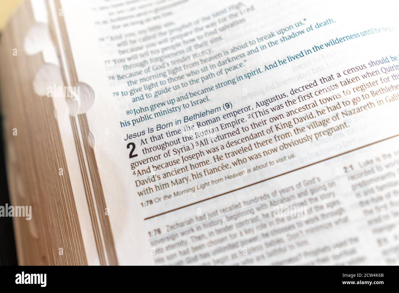 Lukas 2 Geburt Jesu in der Bibel Nahaufnahme für Weihnachtsthemen. Stockfoto