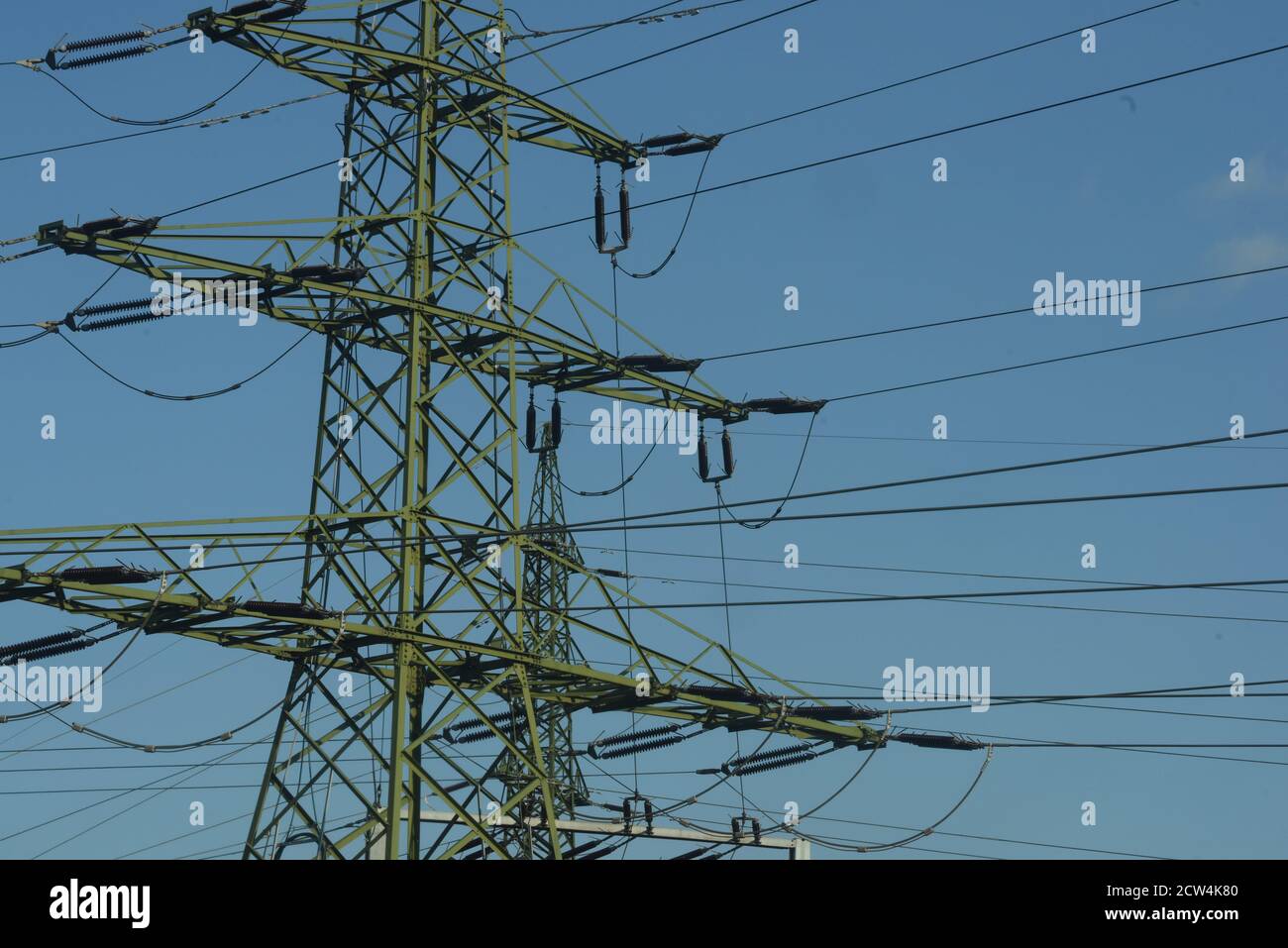 Energieversorgung mit einer 380 kv Stromleitung und Strom Mast Stockfoto