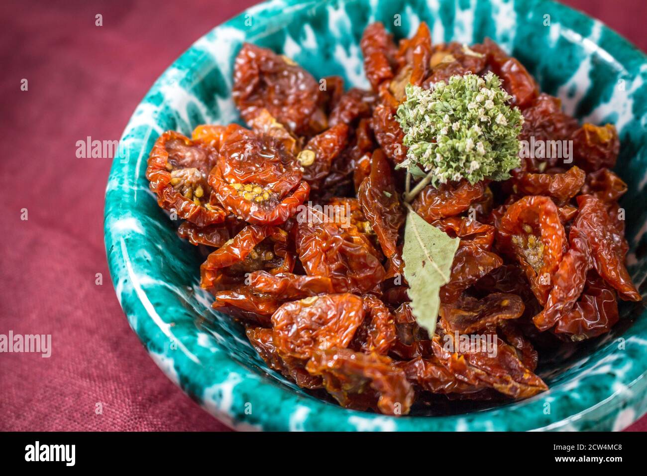 Ein kleiner sizilianischer Lemmo voller getrockneter Kirschtomaten Stockfoto