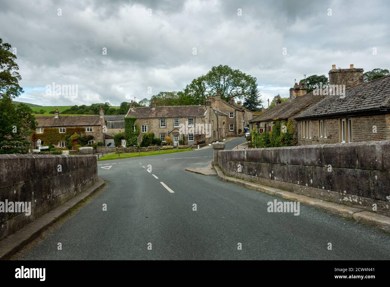 Burnsall Dorfzentrum - Blick auf die Straße von malerischen Häusern von der Brücke, Yorkshire Dales, Großbritannien Stockfoto