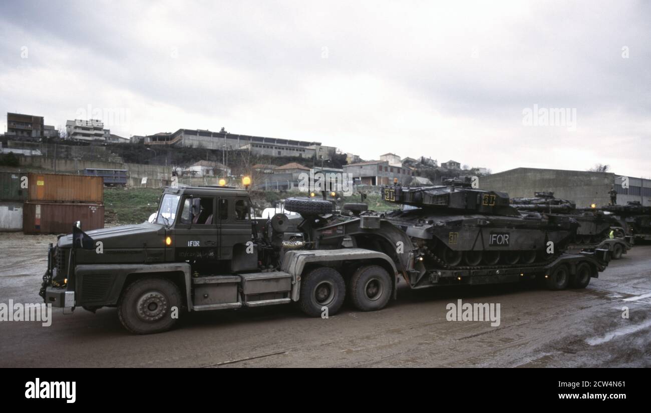 8. Januar 1996 während des Krieges in Bosnien: Panzertransporter mit der britischen Armee Challenger 1 Hauptschlachtpanzer der königlichen Hussaren der Königin, Teil des IFOR-Kontingents, sind gerade im Hafen von Split, Kroatien angekommen. Stockfoto