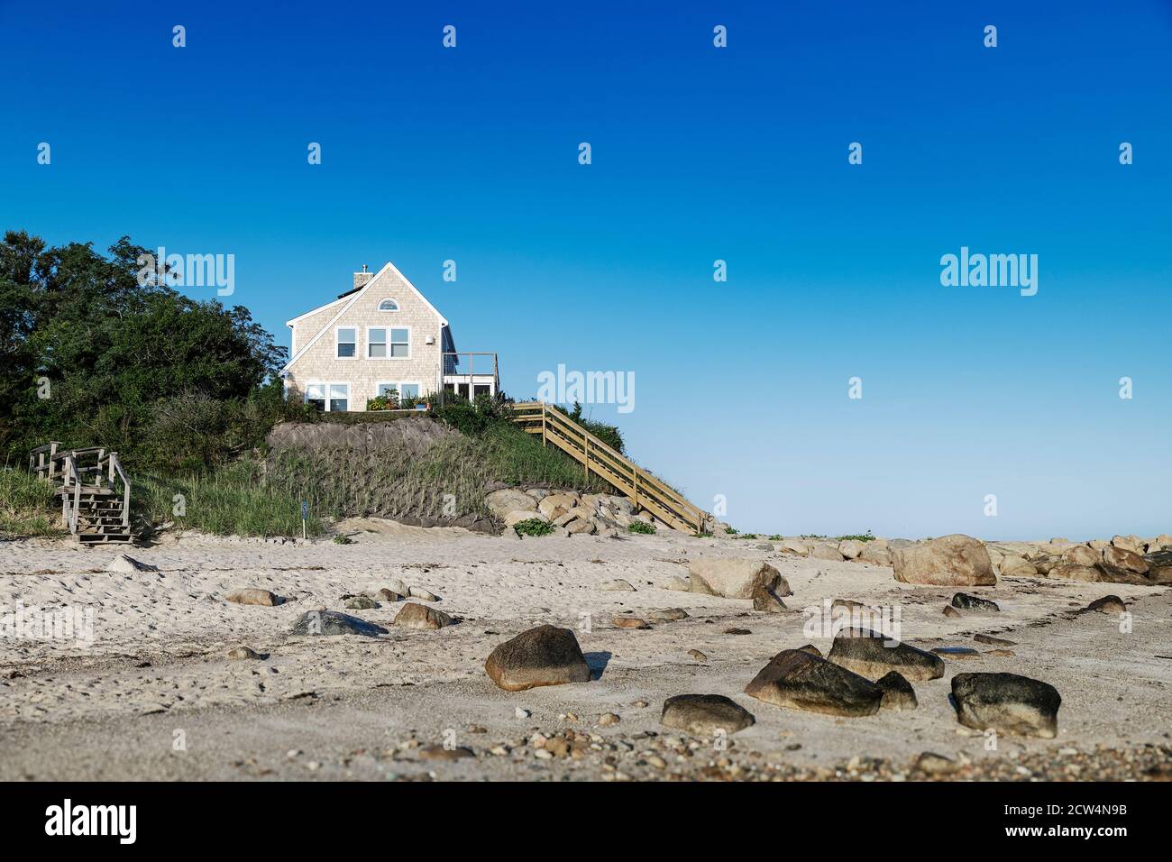 Strandhaus am Wasser am Point of Rocks Beach, Brewster, Cape Cod, Massachusetts, USA. Stockfoto