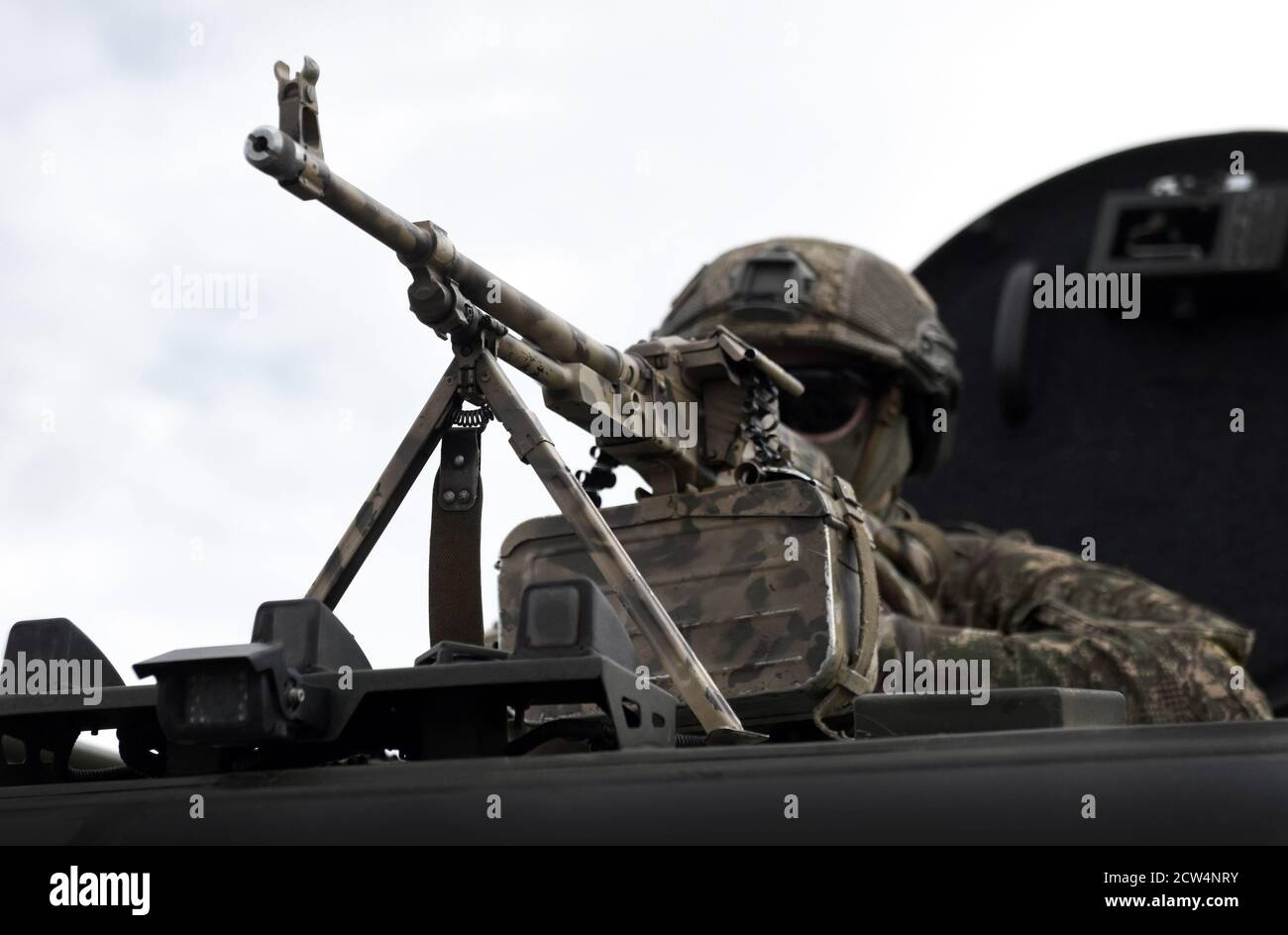 Soldat mit einem Maschinengewehr. Kaukasus-Krieg. Militärischer Konflikt im Kaukasus Stockfoto