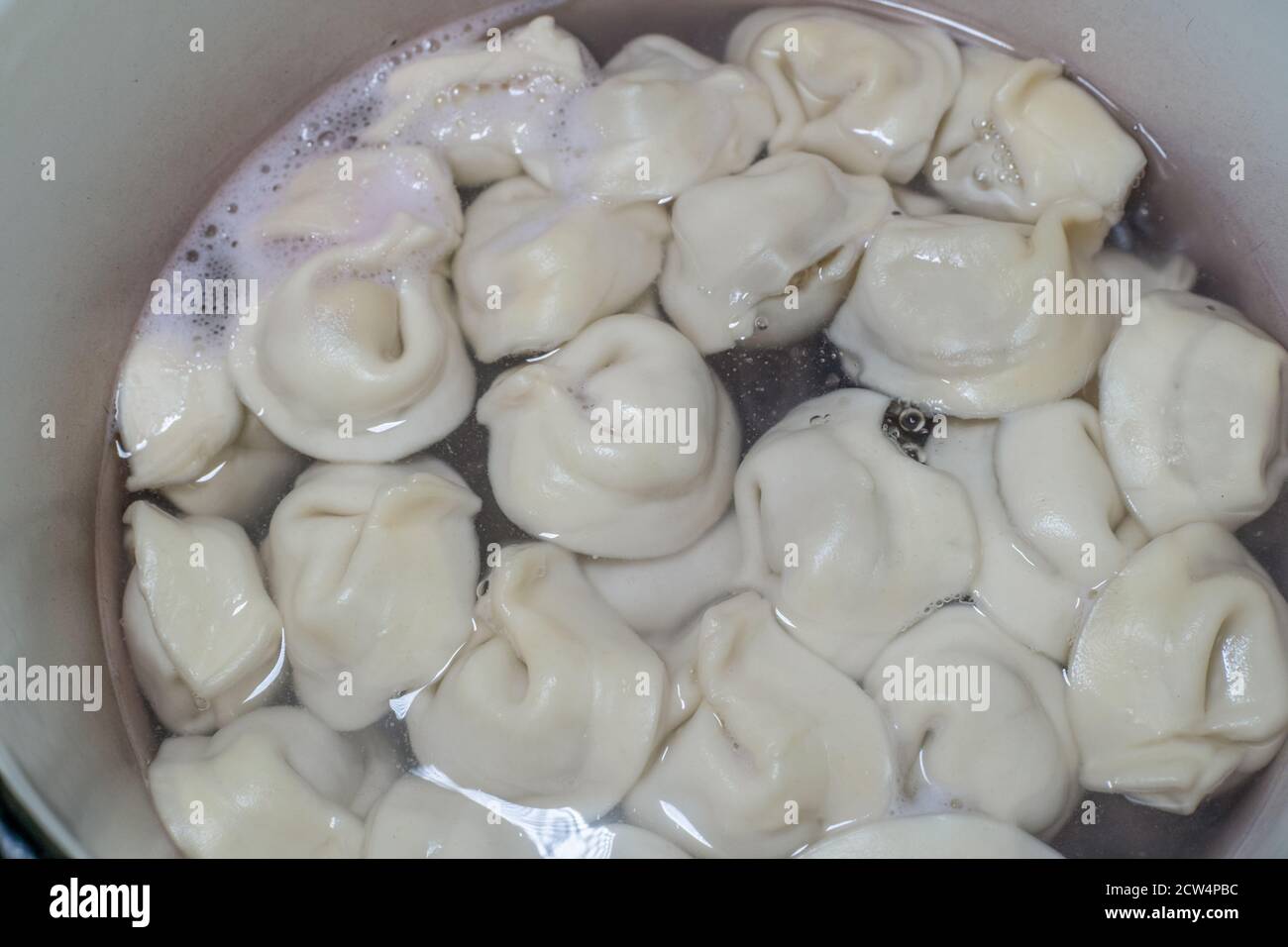 Die Knödel werden in einer Pfanne in der Nähe gekocht Stockfoto
