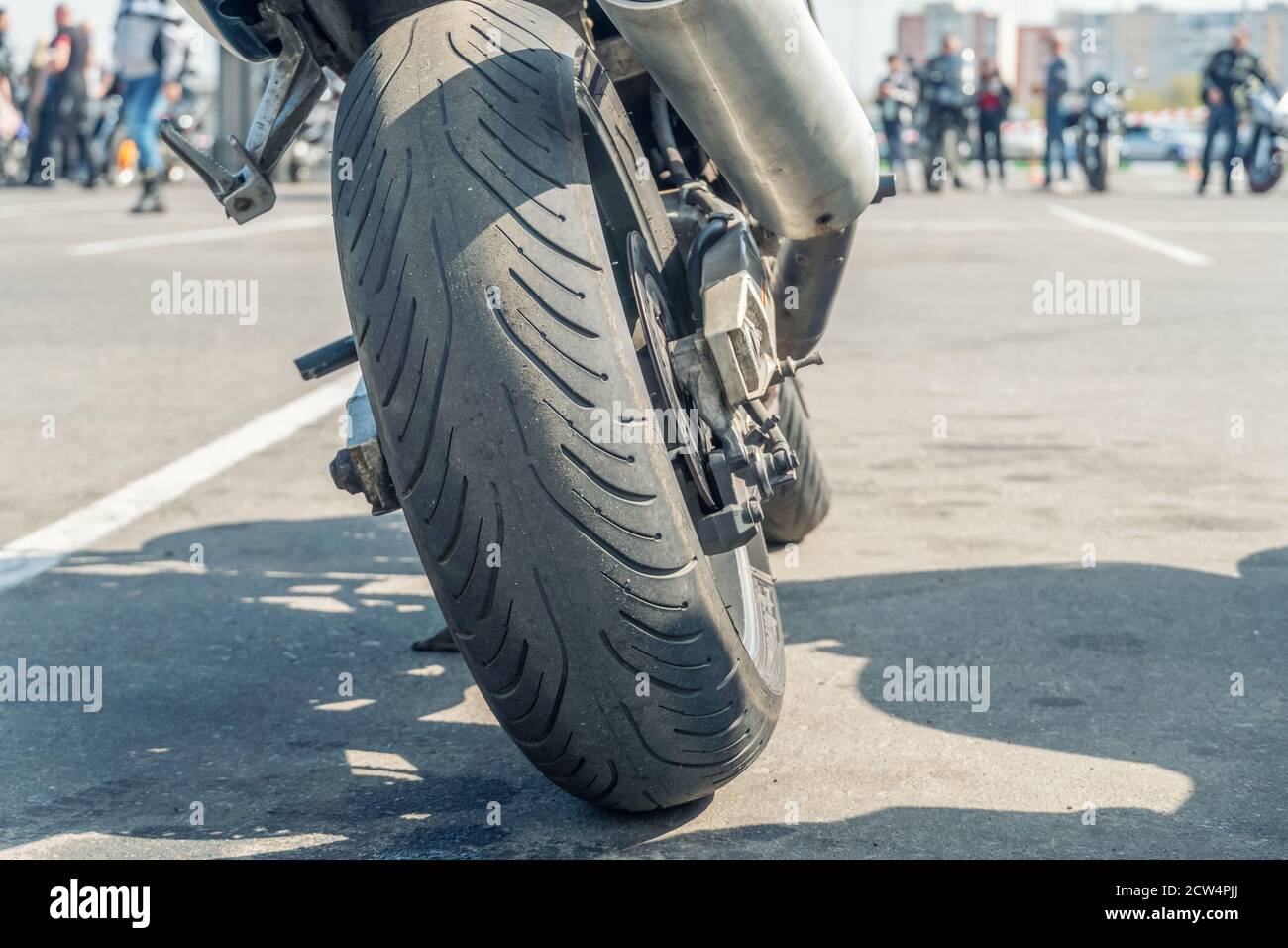 Nahaufnahme des Hinterrades mit Bodenhöhe. Fokus auf das Hinterrad. Details eines Motorrad Nahaufnahme. Stockfoto