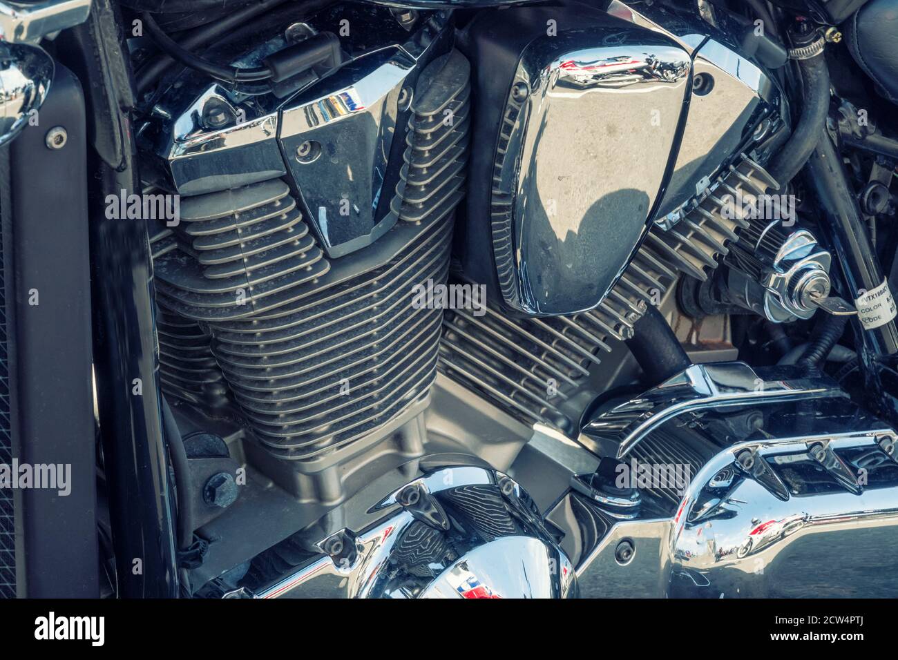 Nahaufnahme eines glänzenden Motorradmotors. Chrome Motorrad-Motor Nahaufnahme Stockfoto