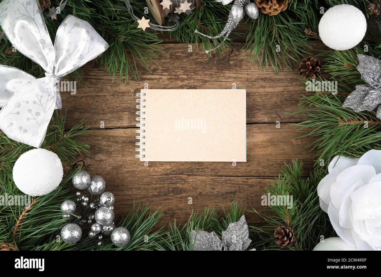 Frohe Weihnachten und Neujahr 2021. Layout auf einem hölzernen Hintergrund mit einem Platz zum Kopieren. Stockfoto
