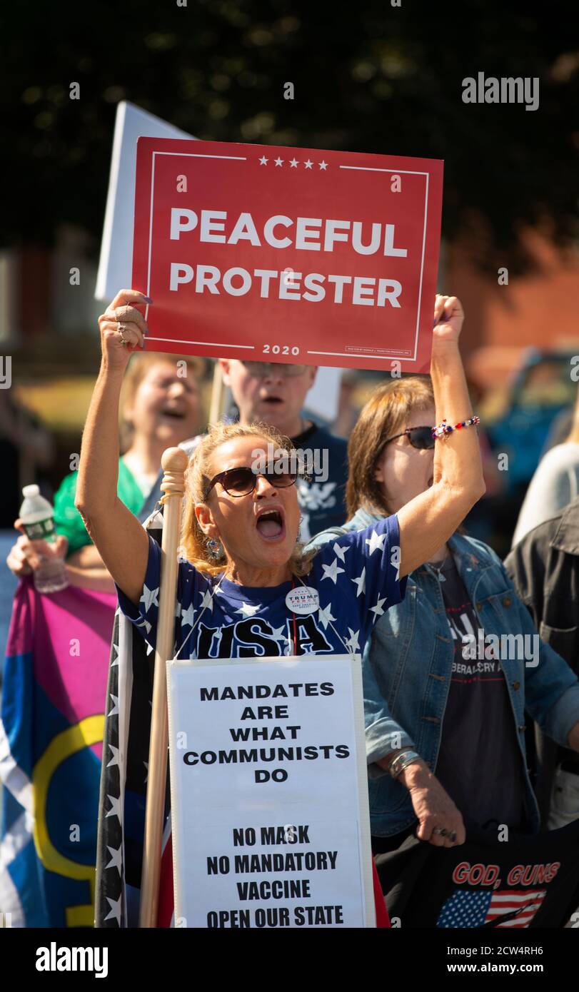 Anti-Maske, Anti-Impfstoff, Anti-Lockdown Protest vor dem Haus des republikanischen Gouverneurs Charlie Baker in Massachusetts, Swampscott, Massachusetts, USA. 09/26/2020. Stockfoto