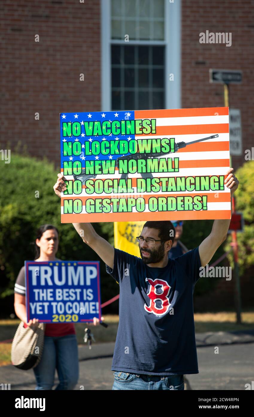 Anti-Maske, Anti-Impfstoff, Anti-Lockdown Protest vor dem Haus des republikanischen Gouverneurs Charlie Baker in Massachusetts, Swampscott, Massachusetts, USA. 09/26/2020. Stockfoto