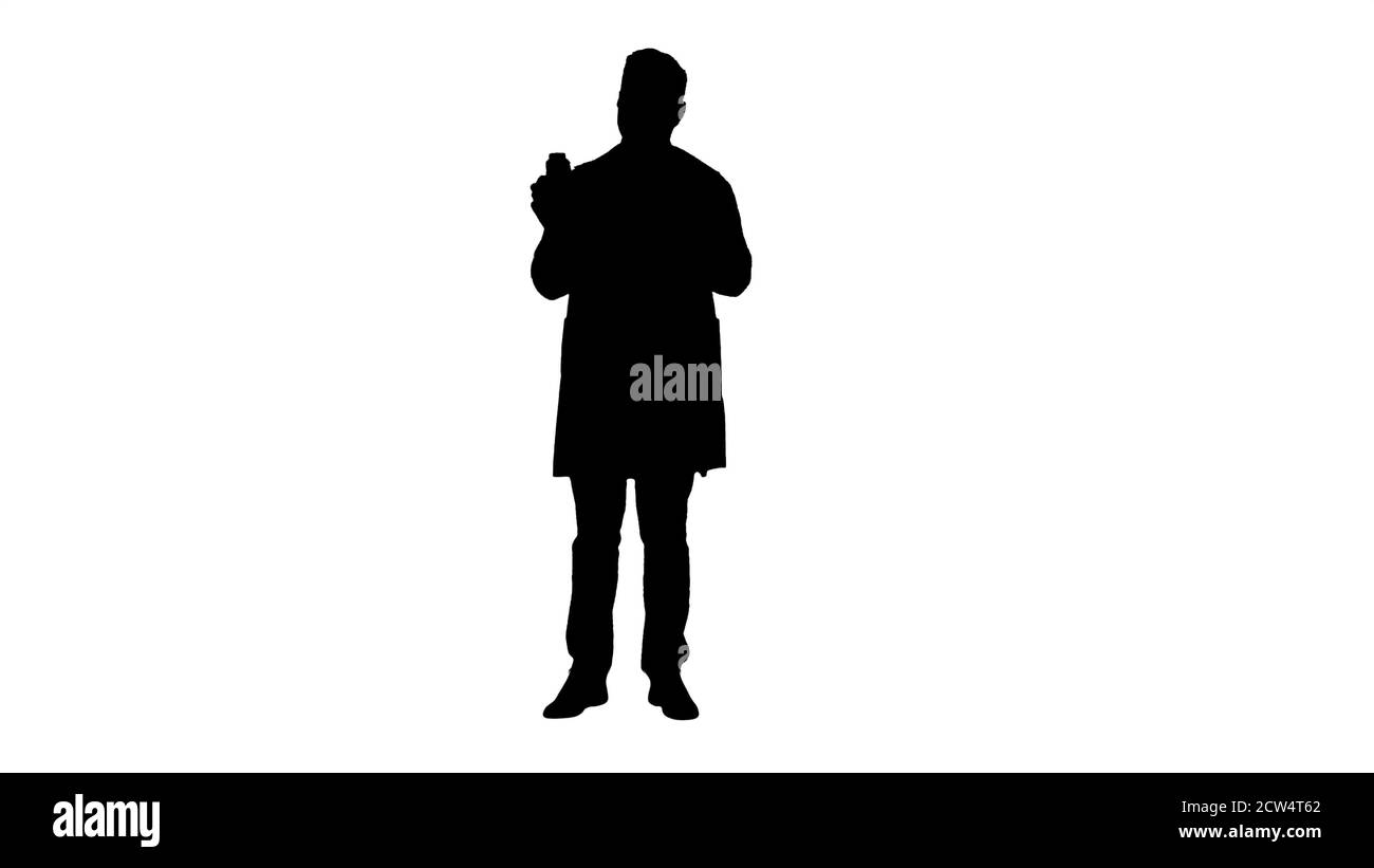 Silhouette Apotheker Mann suchen Kamera posiert und zeigt weiße Flasche Empfänger Neue Medizin. Stockfoto