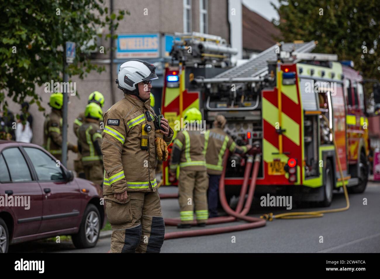 London Fire Brigade bei einem Hausbrand in einer Wohnstraße in Croydon, South London, England, Vereinigtes Königreich Stockfoto