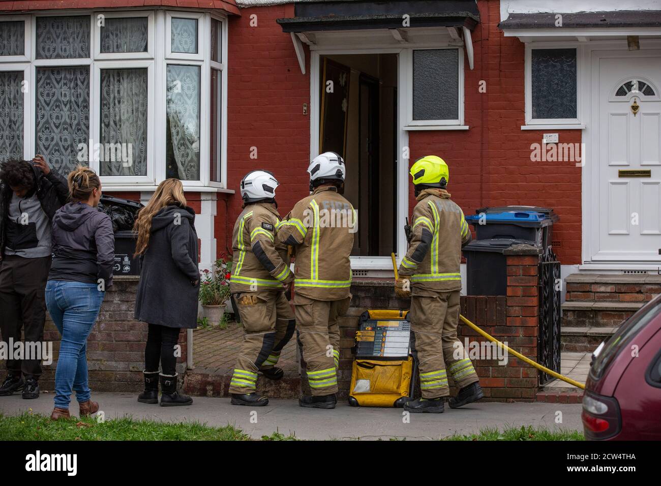 London Fire Brigade bei einem Hausbrand in einer Wohnstraße in Croydon, South London, England, Vereinigtes Königreich Stockfoto