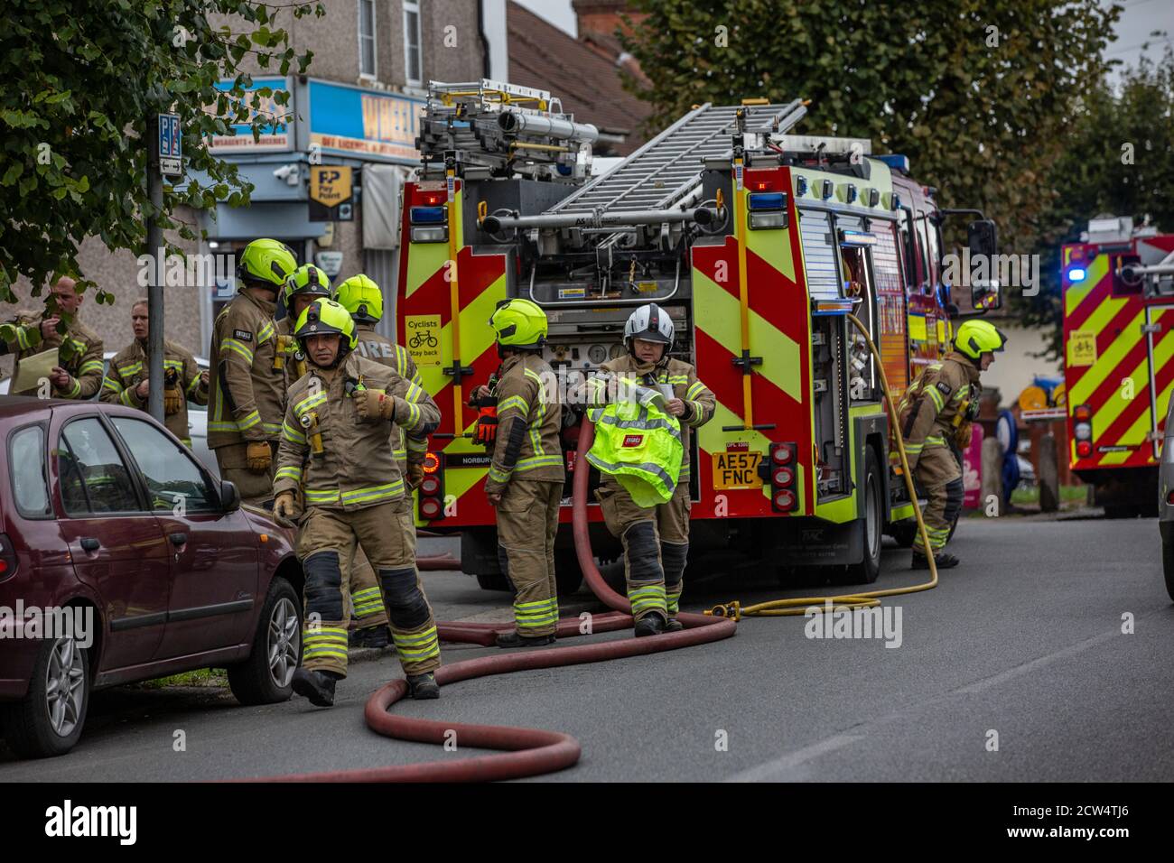 London Fire Brigade bei einem Hausbrand in einer Wohnstraße in Croydon, South London, England, Vereinigtes Königreich Stockfoto