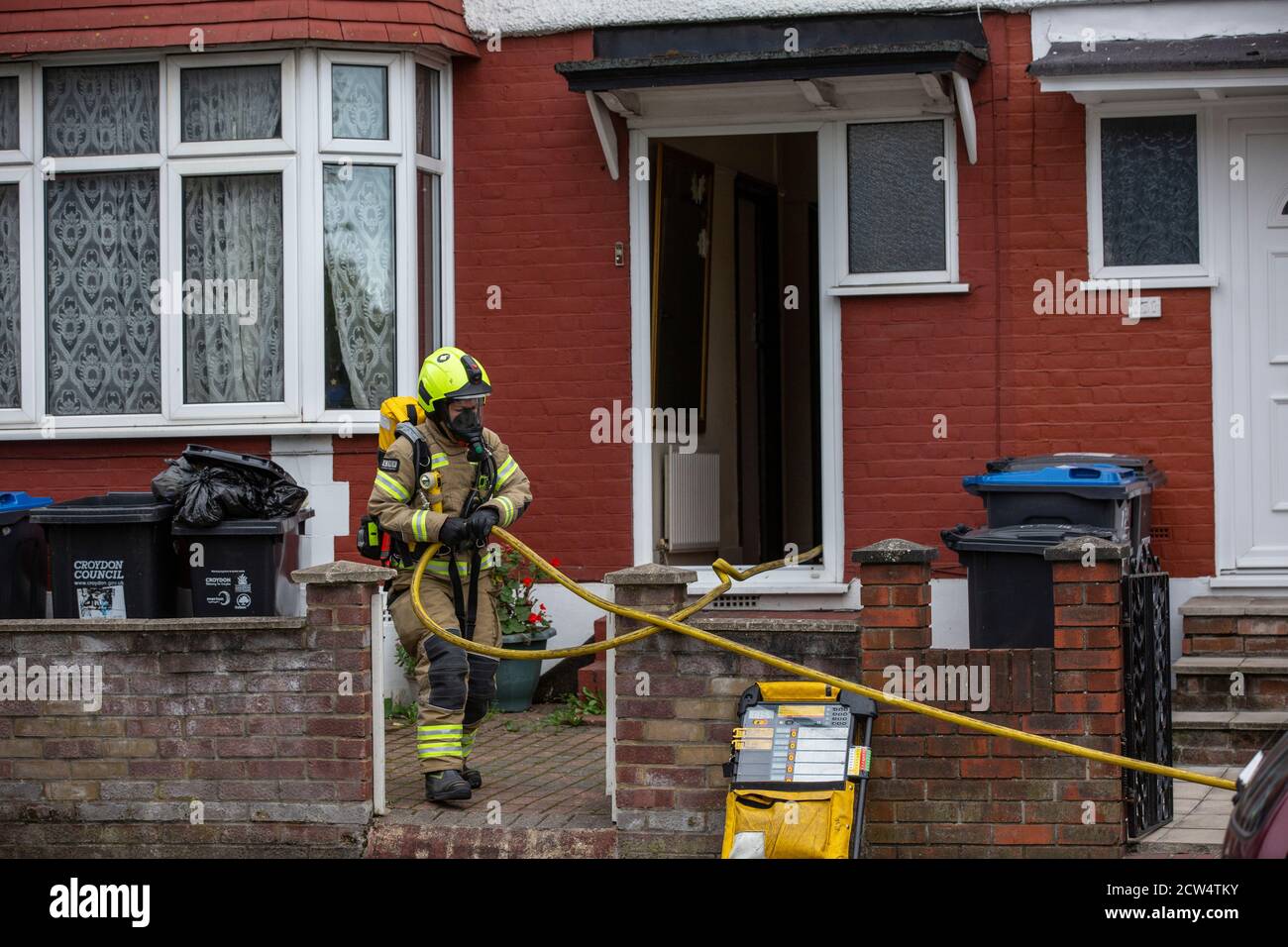 London Fire Brigade bei einem Hausbrand in einer Wohnstraße in Croydon, South London, England, Vereinigtes Königreich Stockfoto