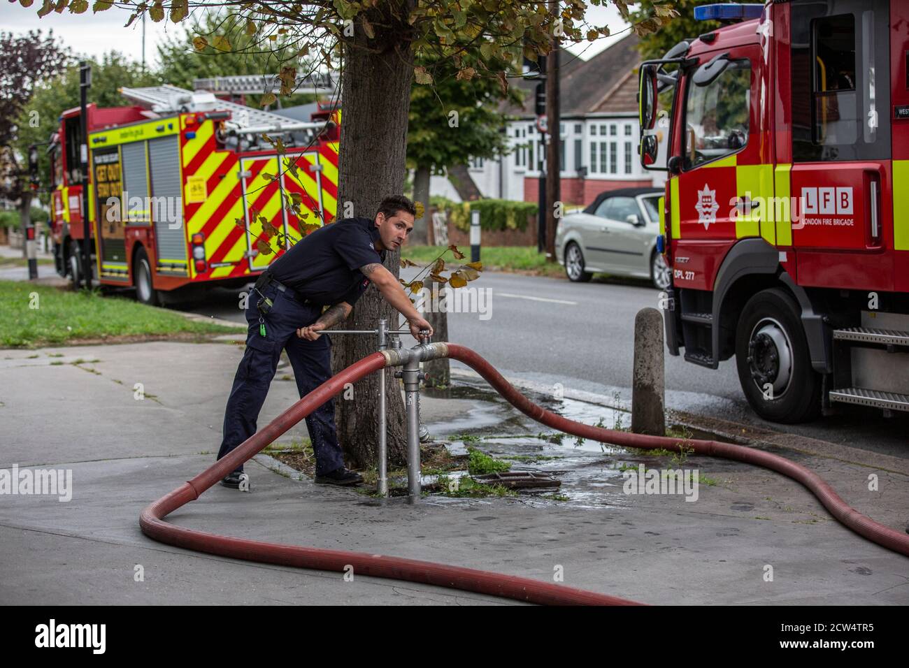 London Fire Brigade bei einem Hausbrand in einer Wohnstraße in Croydon, South London, England, Vereinigtes Königreich Stockfoto