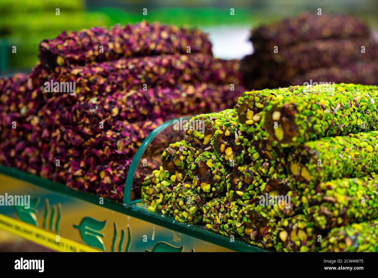 Verschiedene türkische Köstlichkeiten Süßigkeiten Baklava Lokum und getrocknete Früchte auf Markt Stockfoto