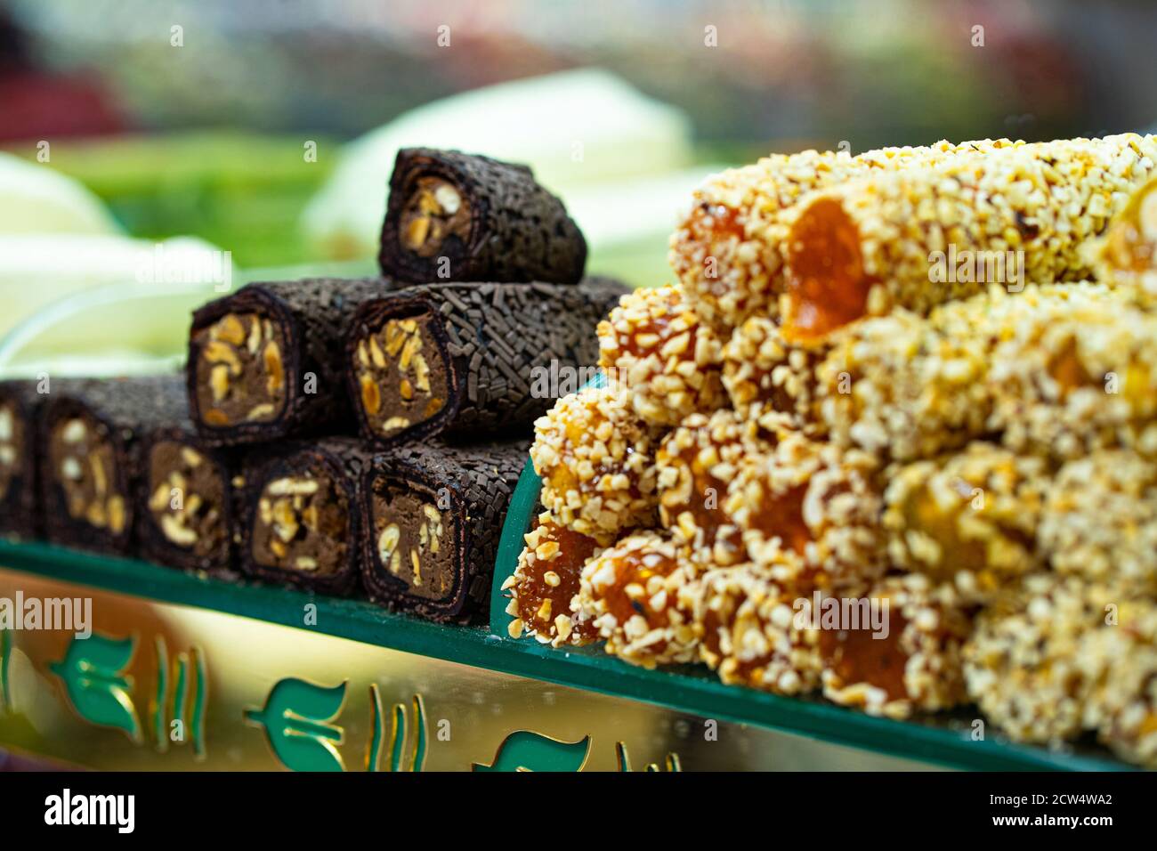 Verschiedene türkische Köstlichkeiten Süßigkeiten Baklava Lokum und getrocknete Früchte auf Markt Stockfoto