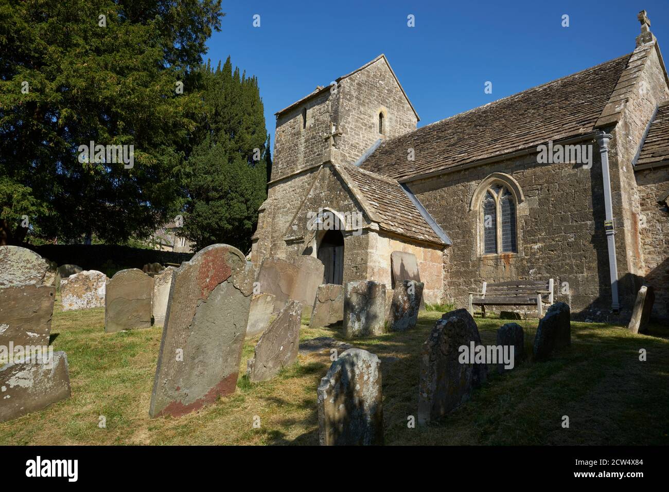 Historische Kirche im kleinen Weiler Langridge in den Cotswolds bei Bath, Somerset, Großbritannien. Stockfoto