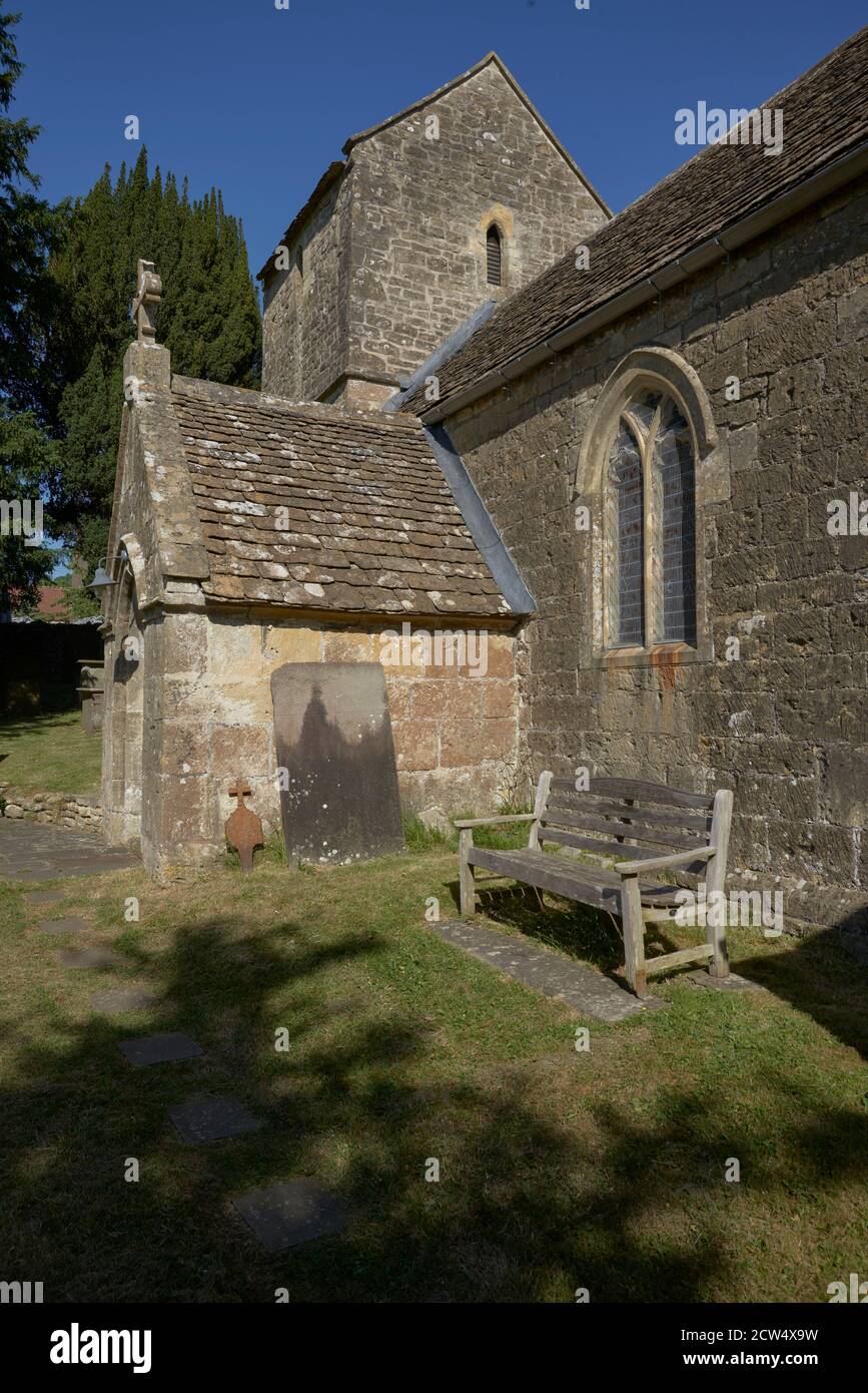 Historische Kirche im kleinen Weiler Langridge in den Cotswolds bei Bath, Somerset, Großbritannien. Stockfoto