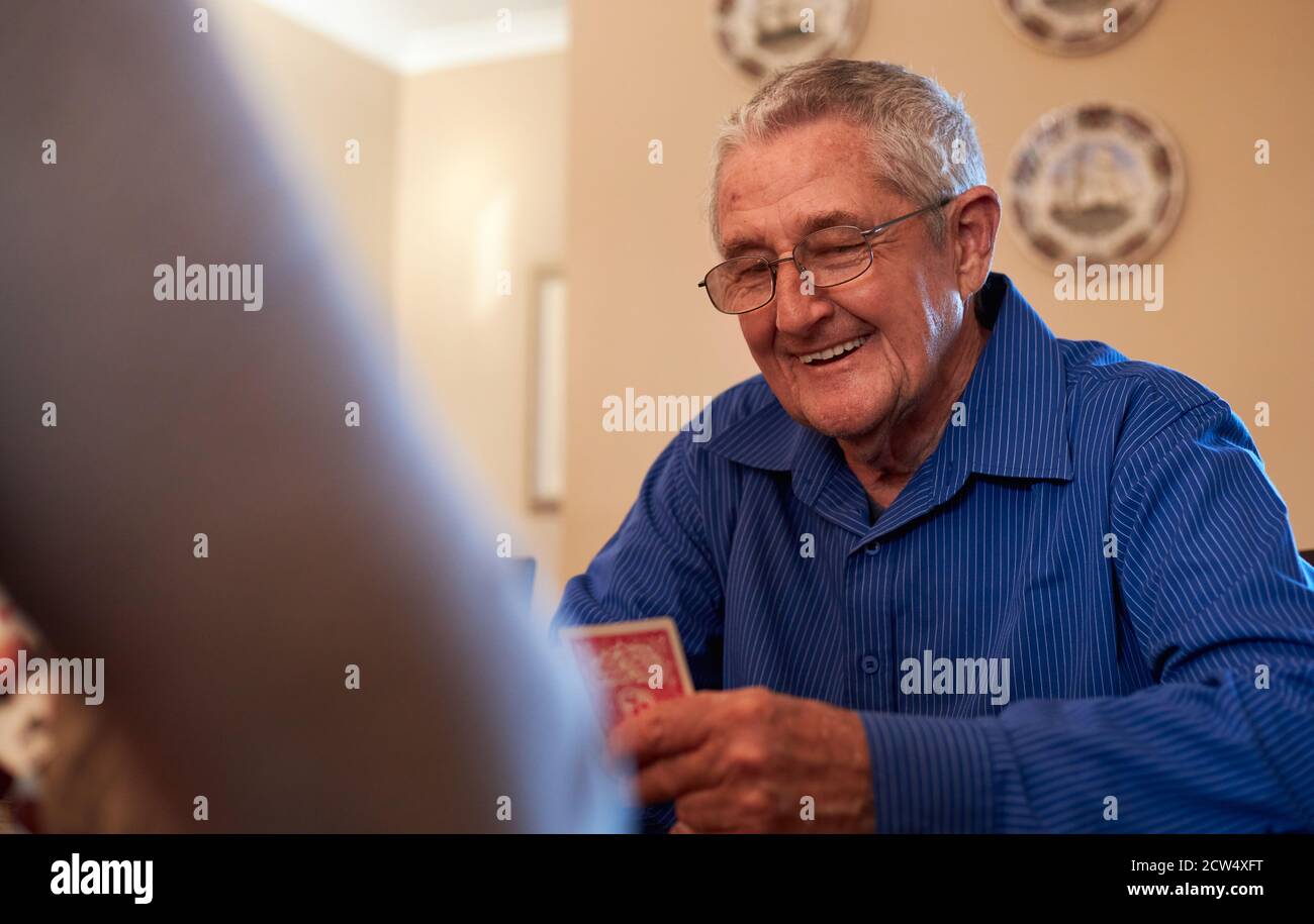 Seniorenpaar Zu Hause Am Tisch Sitzend Karten Zusammen Spielen Stockfoto