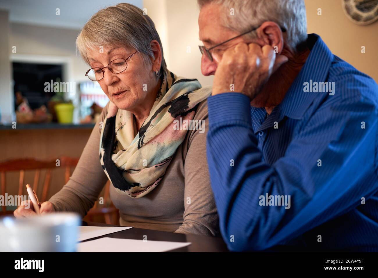 Seniorenpaar Zu Hause Am Tisch Sitzend, Persönliche Finanzen Prüfend Stockfoto